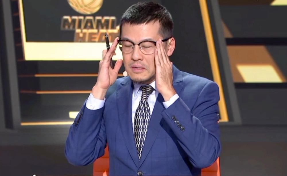 此后十年间，他独树一帜的“功夫喜剧”风格成为嘉禾电影票房的常胜法宝，惊险大胆的动作特技与平易近人的魅力为他赢得了大批影迷的追捧。