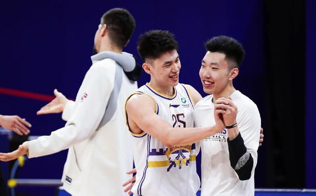 3就7月和观众见面的影片来看，点映或已经成为电影在这个档期宣发的一大抓手，只是如何利用好这个抓手，将点映的价值发挥到最大，是片方应该在不断变化的市场里调整和思考的。
