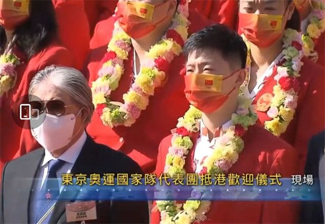凯特与威廉王子观战温网 “卷福”库珀深情对望 2016-07-11 当地时间7月10日，2016温布尔登网球锦标赛男单决赛，穆雷Vs拉奥尼奇。