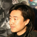 刘烨浑身血迹造型曝光 与角色原型学练“硬汉”功 2008-11-05 刘烨主演的电影《硬汉》即将于11月28日全面上映，近日，刘烨浑身是血的“硬汉”造型曝光。