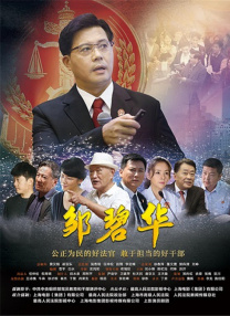 剧照里，被迷雾笼罩的暗夜都市，在霓虹灯影中逐渐扭曲变形。